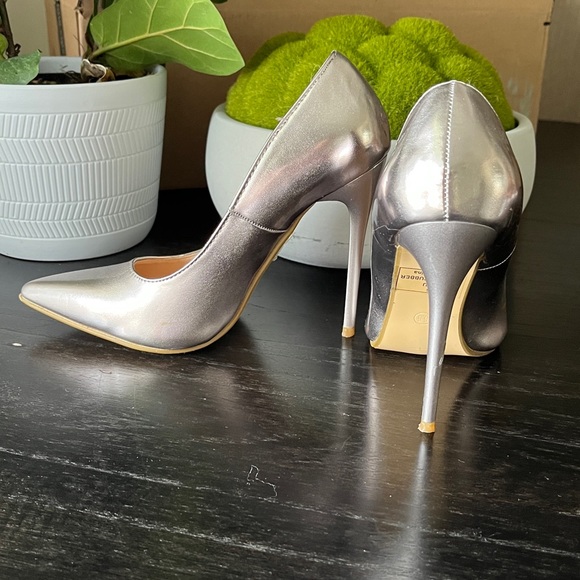 Signature By Olivia Miller Silver Pointed Toe Heels - Picture 2 of 9